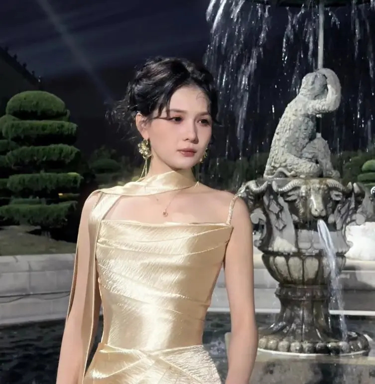 內地短劇女演員左一打助理。