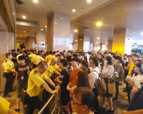 市民包圍港鐵總部抗議