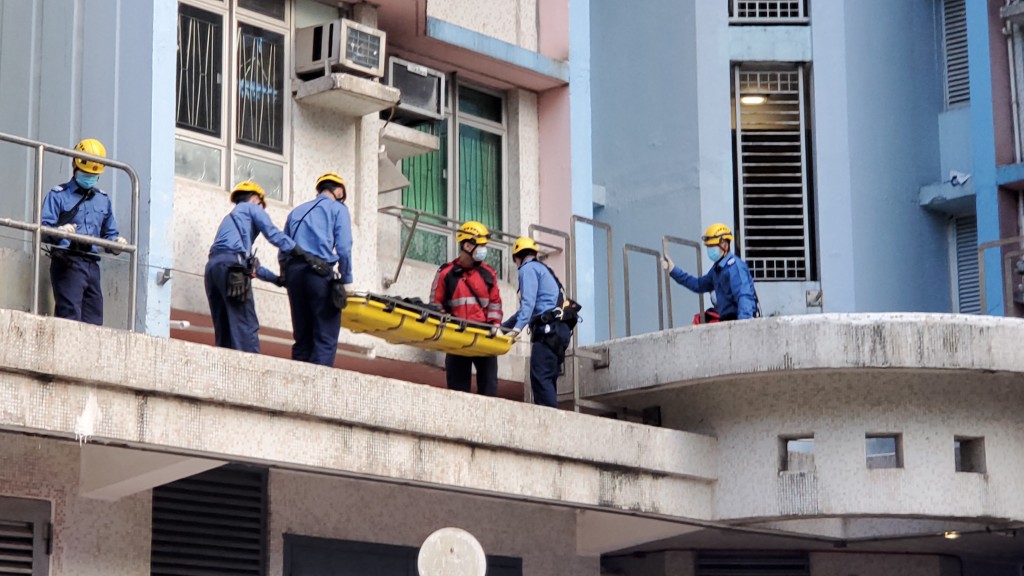 女子由高處墮平台當場身亡，消防將屍體移往地面。蔡楚輝攝