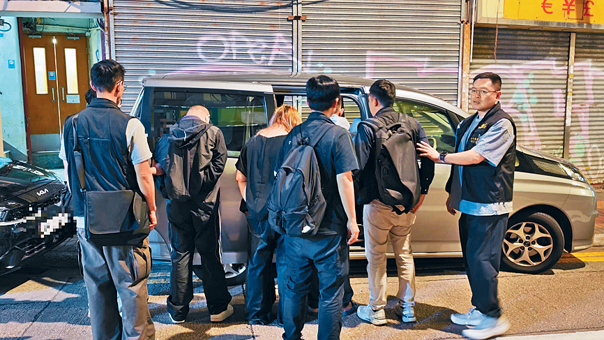 警方在行動中拘捕5男女。