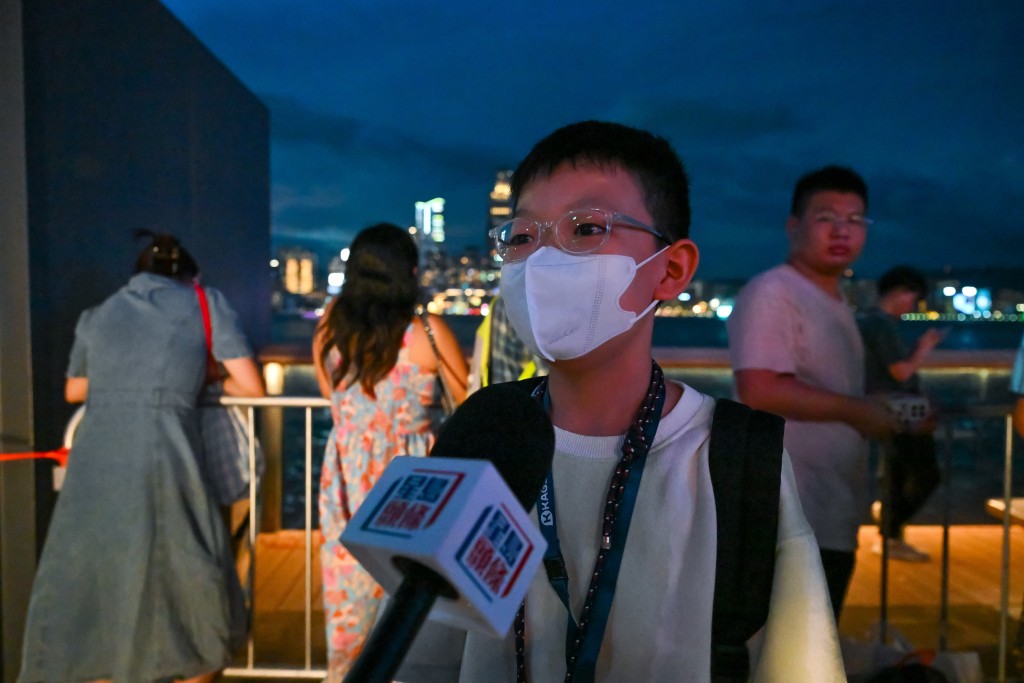 11歲的關小朋友通過新聞得知今日的無人機表演，夜晚約6點半到現場等候，指上次看過「多啦A夢」無人機表演，今日亦非常興奮。