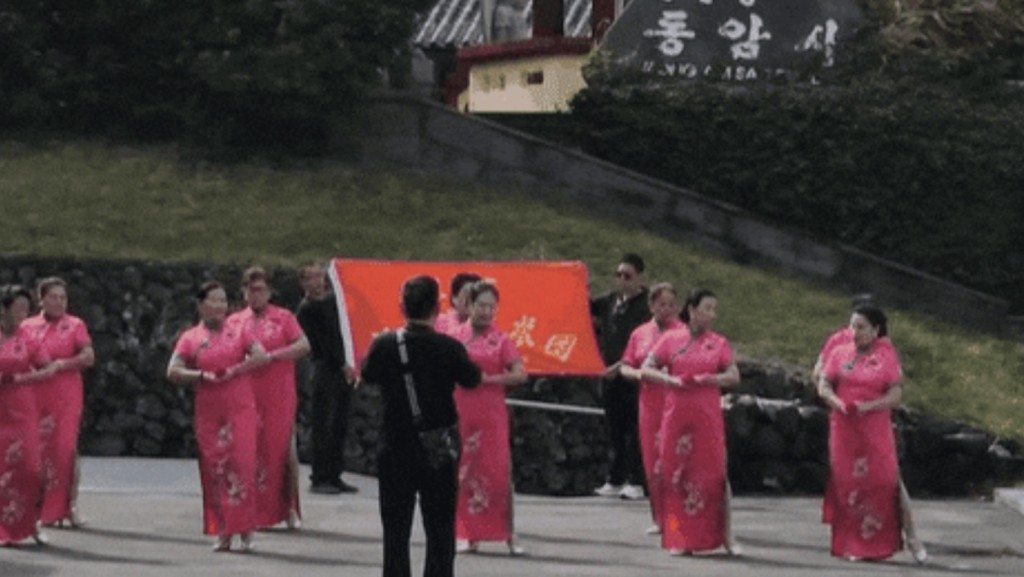 中國旗袍大媽濟州集體跳舞 韓國網民有話說