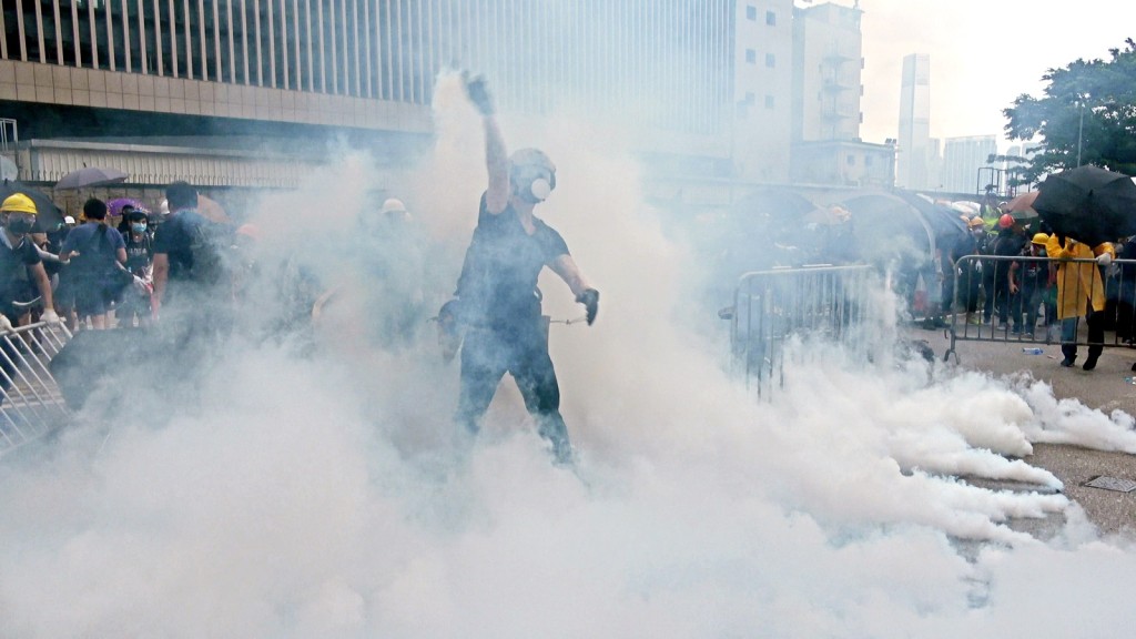 「6.12」爆發的警民衝突,是警方在反修例風波中首次使用催淚彈驅散。資料圖片