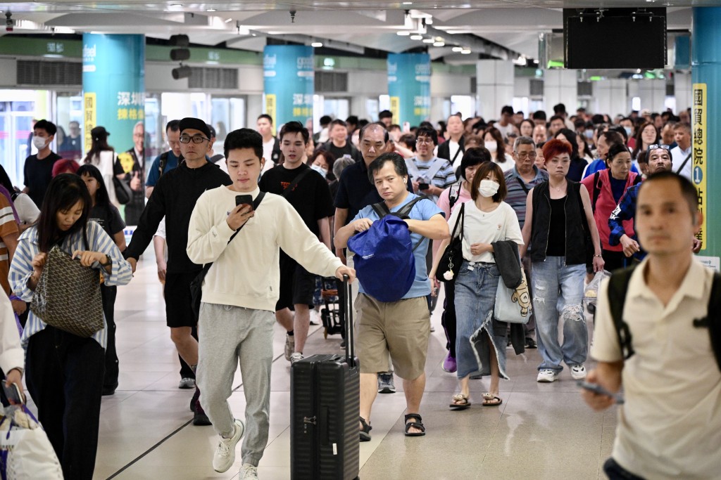 深圳地鐵人來人往。