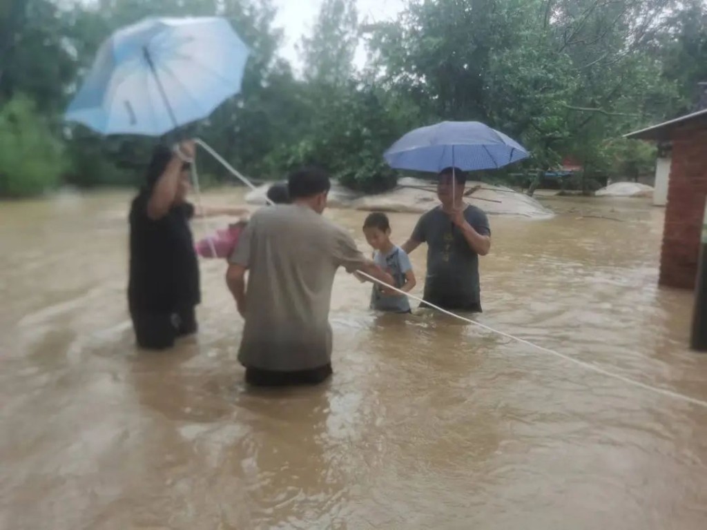 民眾緊急撤離。