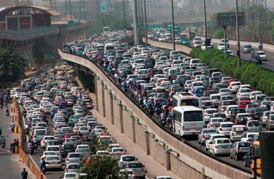 印度的高速公路時時塞車。