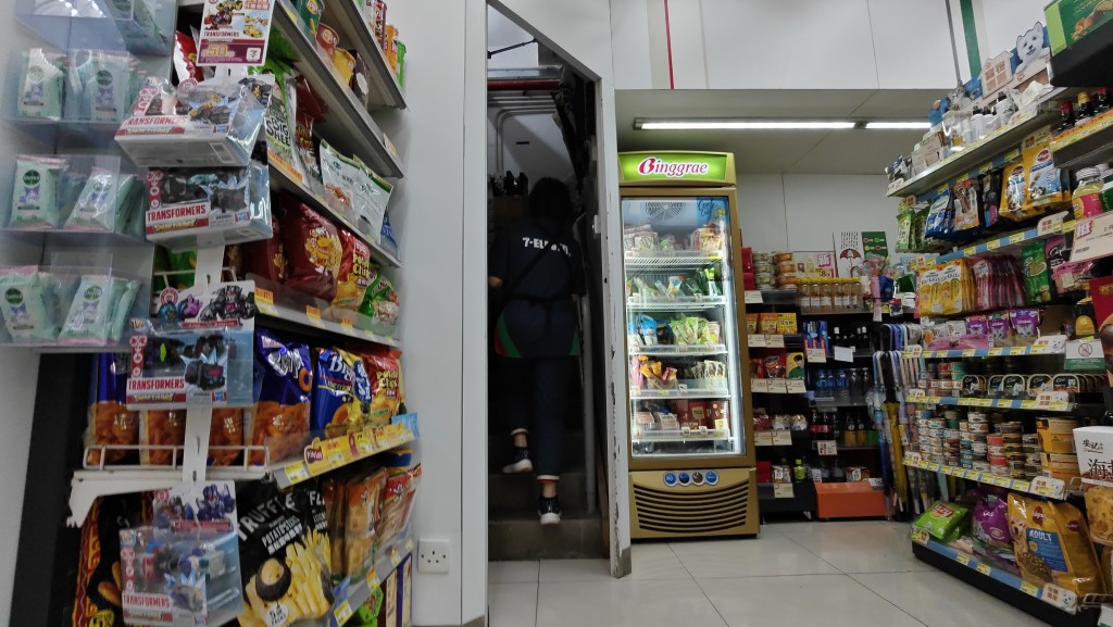 一名中年男子疑與便利店女職員發生爭執，之後被對方用掃帚襲擊。黃文威攝