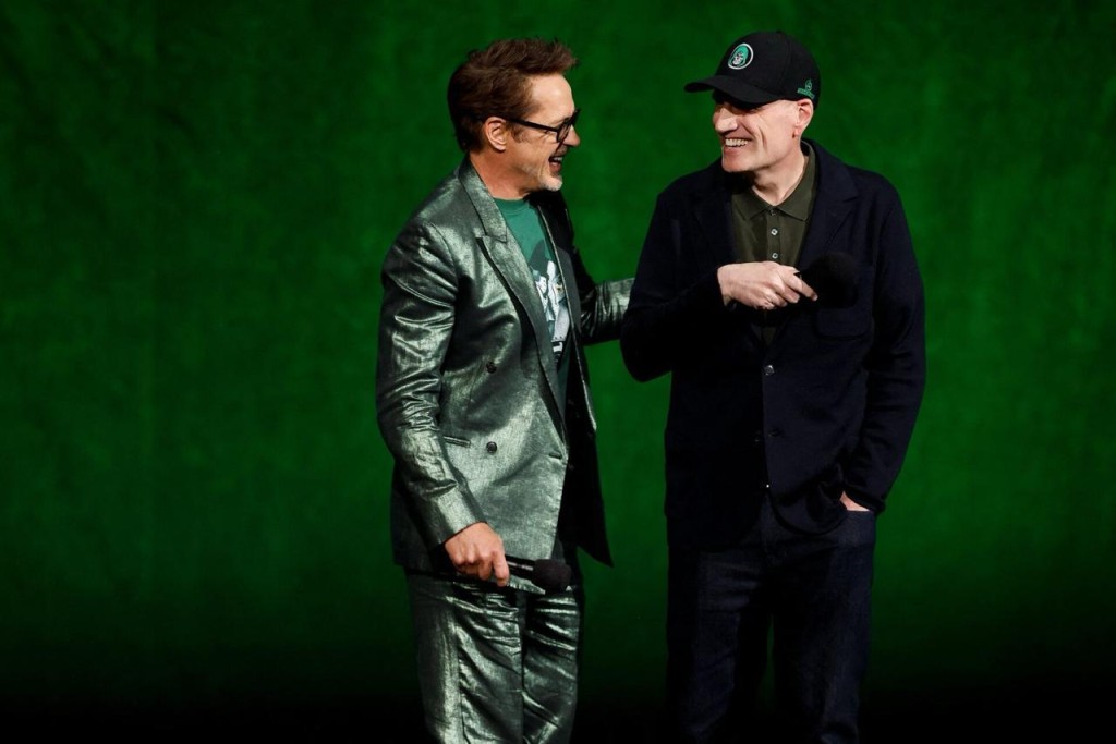 羅拔唐尼與Marvel主席Kevin Feige現身CinemaCon宣傳《復仇者5》。