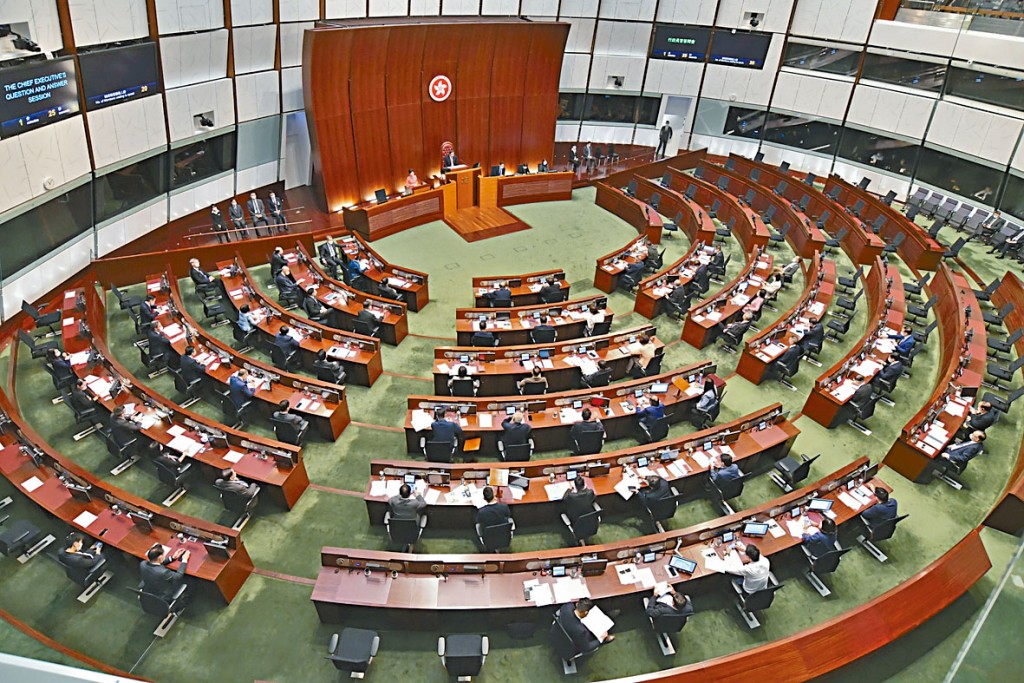 立法会三读通过区议会改革方案。（资料图片）