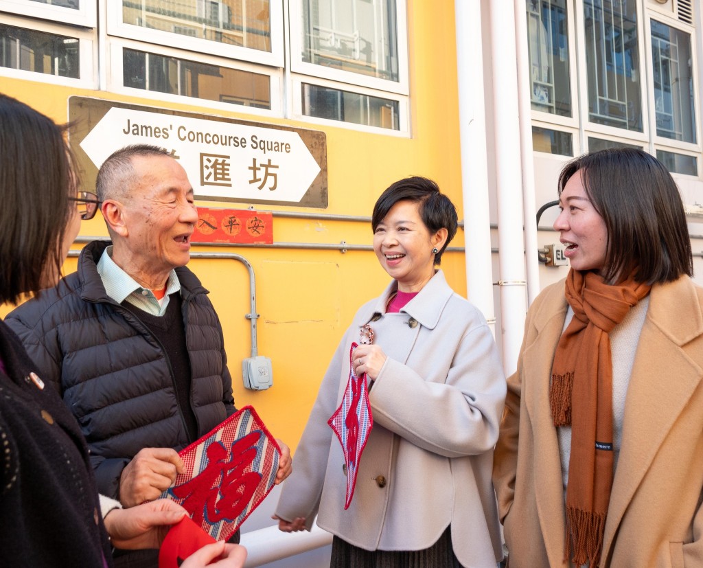 何永賢探訪「雅匯」住戶王伯。