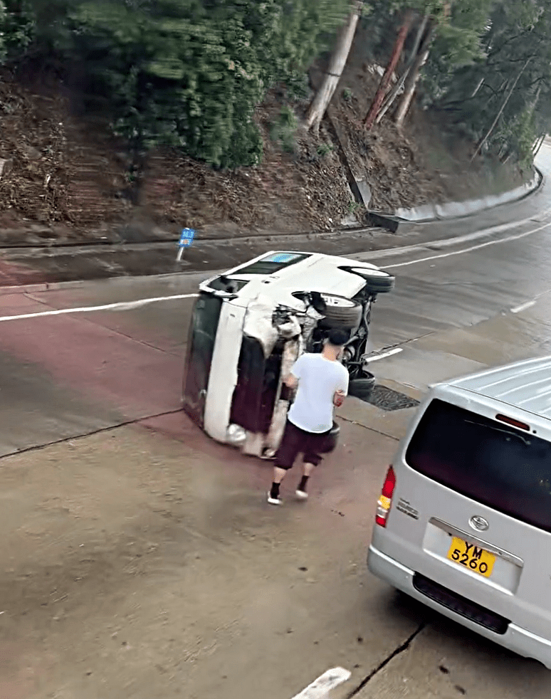 客貨車自炒翻側。fb：車cam L（香港群組）