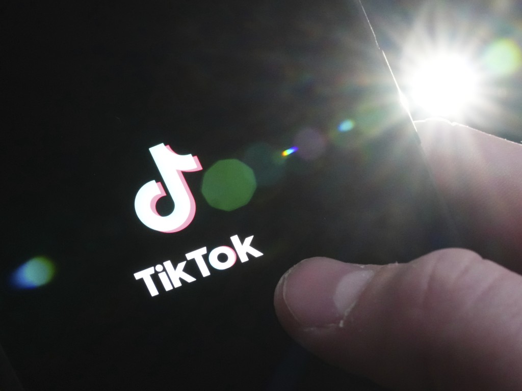 去年12月，美國國會曾投票表決，禁止聯邦僱員在政府擁有的設備上使用TikTok，並給拜登政府60天的時間發佈機構指令。AP