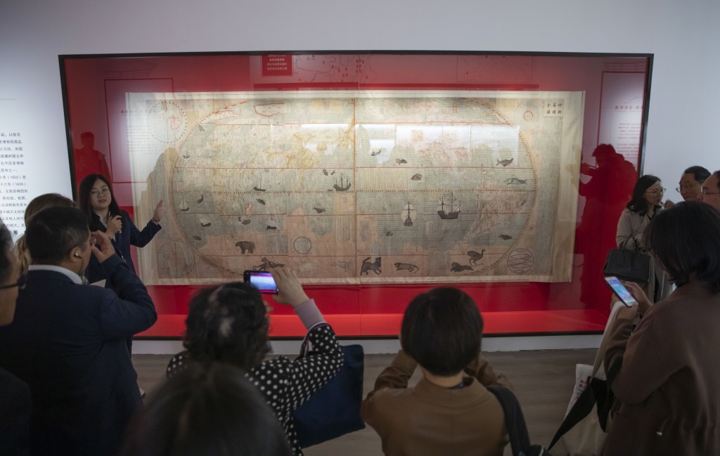 南京博物院展出明代萬曆年間坤輿萬國全圖。中新社 南京博物院展出明代萬曆年間坤輿萬國全圖。中新社