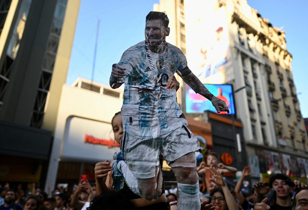 布宜诺斯艾利斯小球迷高举美斯纸牌。 Reuters