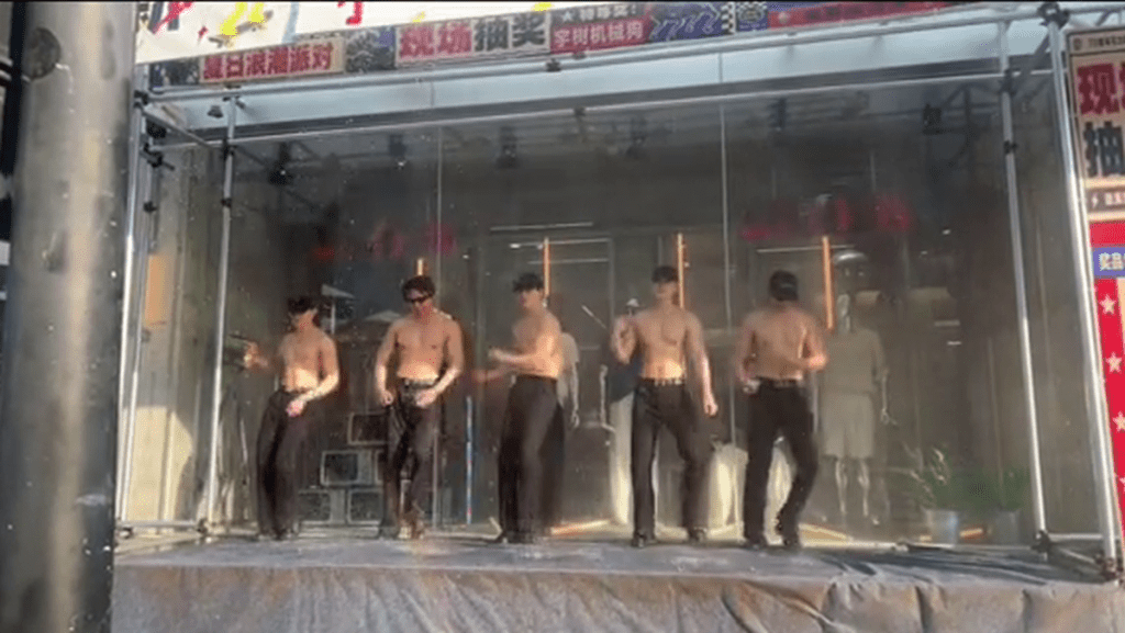 杭州商场“半裸男团”谷客惹议，被质疑“低俗”、“擦边”。