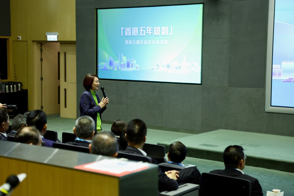 李家超殷切期望港區人大代表和政協繼續建言獻策，為編制首份香港五年規劃提出積極務實、高效創新的建議。李家超fb