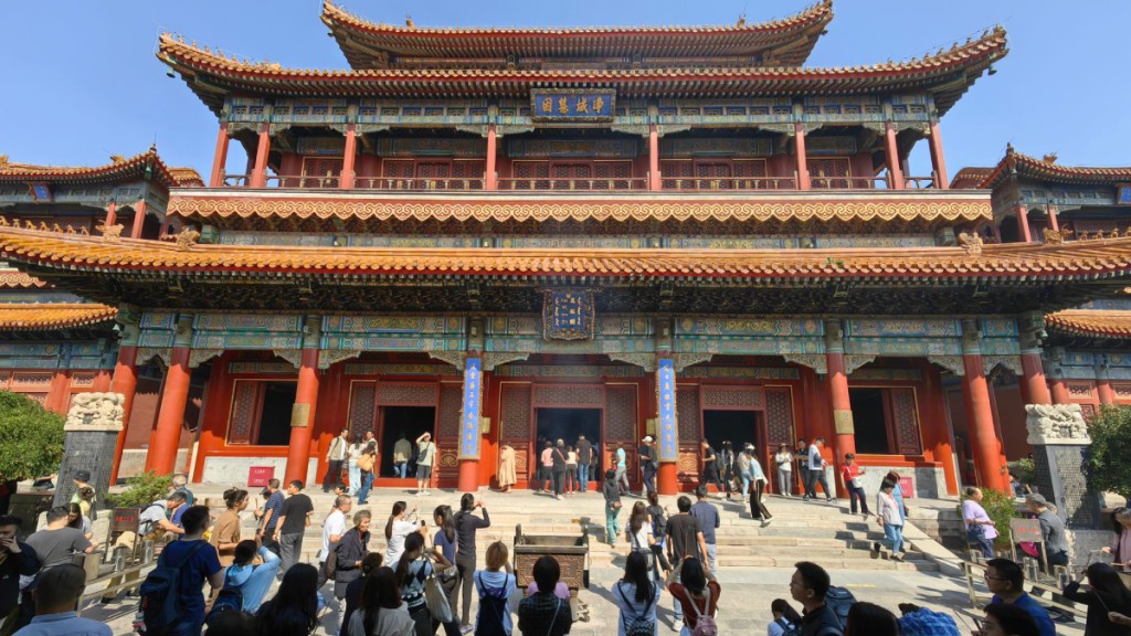 北京雍和宮內，不少年輕人焚香長跪，態度虔誠。（張言天攝）
