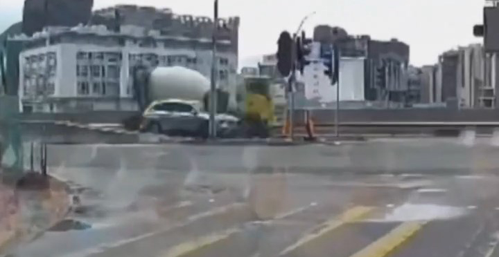 車胎直接撞向私家車擋風玻璃及車頂,之後再跌在地上。網上片段截圖 車胎直接撞向私家車擋風玻璃及車頂,之後再跌在地上。網上片段截圖