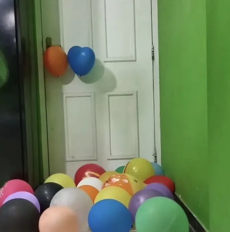 马宗达会带著气球一起出门逛街散步。网图