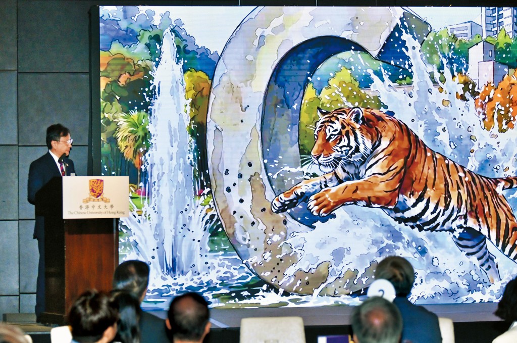 中大校長盧煜明在發布會上展示自己「執導」的AI短片，闡述縮寫為「TIGER」的《策略計劃》5大範疇。