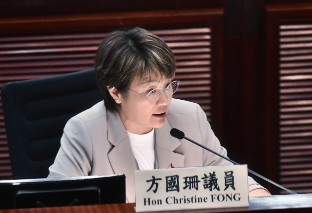 方國珊建議法團或物管公司在收到區議員轉介的大廈管理投訴,須在指定時間內回應,並倡將「聯廈聯管」擴展至鄉郊。 方國珊建議法團或物管公司在收到區議員轉介的大廈管理投訴,須在指定時間內回應,並倡將「聯廈聯管」擴展至鄉郊。