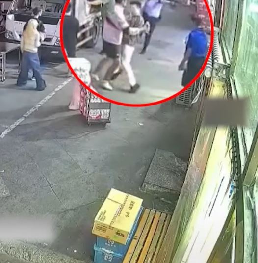 孟先生見小偷逃跑，本能用其1.97米的身軀，協助警察阻截。內蒙古晨報