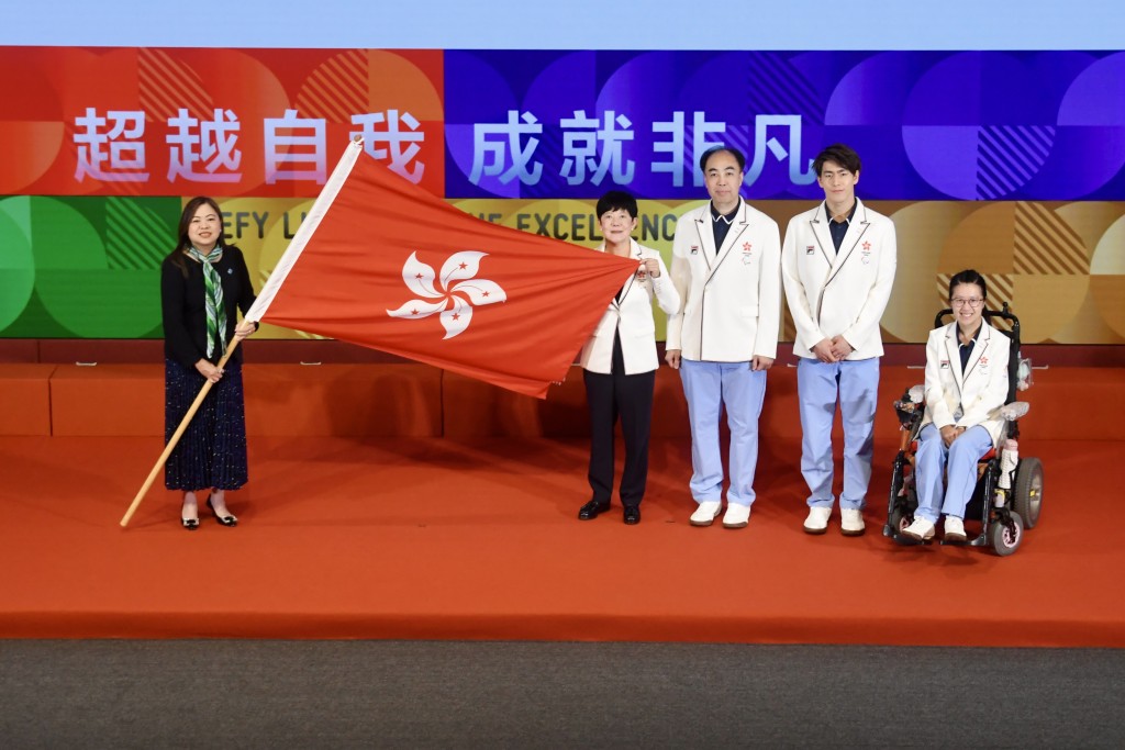 文化體育及旅遊局局長羅淑佩授旗予中國香港殘疾人奧委會會長馮馬潔嫻及一眾代表。楊駿堯攝 文化體育及旅遊局局長羅淑佩授旗予中國香港殘疾人奧委會會長馮馬潔嫻及一眾代表。楊駿堯攝