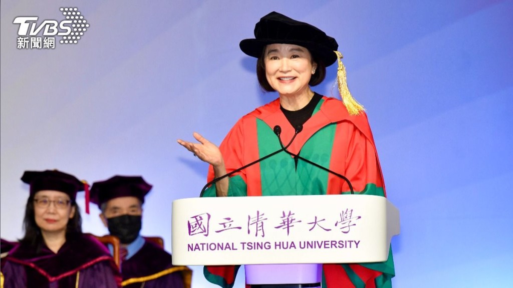 林青霞坦言没有读大学曾是她的遗撼：「后来想通了，在社会上工作也是学习，如果四年一个大学，我从影22年等于上了好几个大学。」