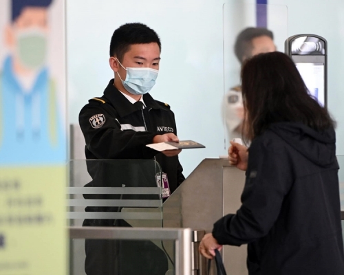 入境處表示，已通知航空公司，旅客從海外登機回港，需出示特區護照或身份證。