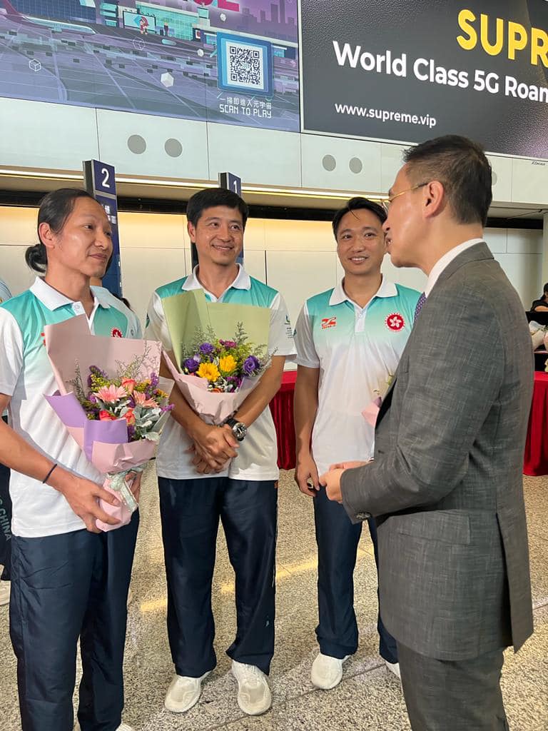 楊潤雄（右一）今日前往機場歡迎香港代表隊返港。楊潤雄FB圖片