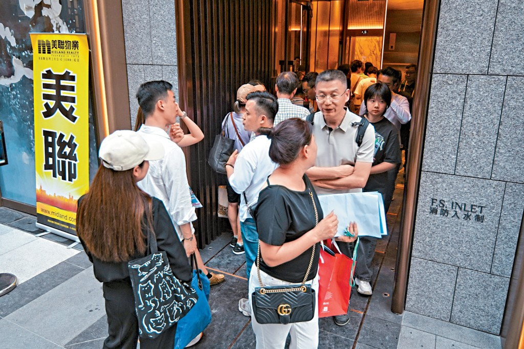 東邊街九號昨率先開放現樓示範單位參觀,現場不時出現等候睇樓人流。