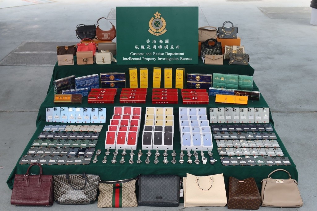 香港海關嚴打走私。圖為海關人員於今年3月24日在港珠澳大橋香港口岸檢獲約1400件懷疑冒牌貨物及約10000支懷疑私煙,估計市值約130萬元。 資料圖片 香港海關嚴打走私。圖為海關人員於今年3月24日在港珠澳大橋香港口岸檢獲約1400件懷疑冒牌貨物及約10000支懷疑私煙,估計市值約130萬元。 資料圖片