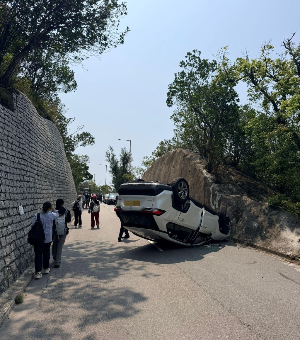 私家車自炒翻側。fb：車cam L（香港群組）