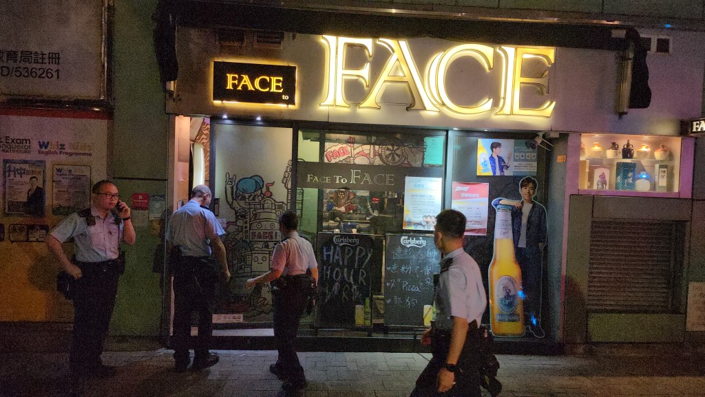 兩名男子在酒吧消遣期間被斬傷，警員到場調查。黎志偉攝