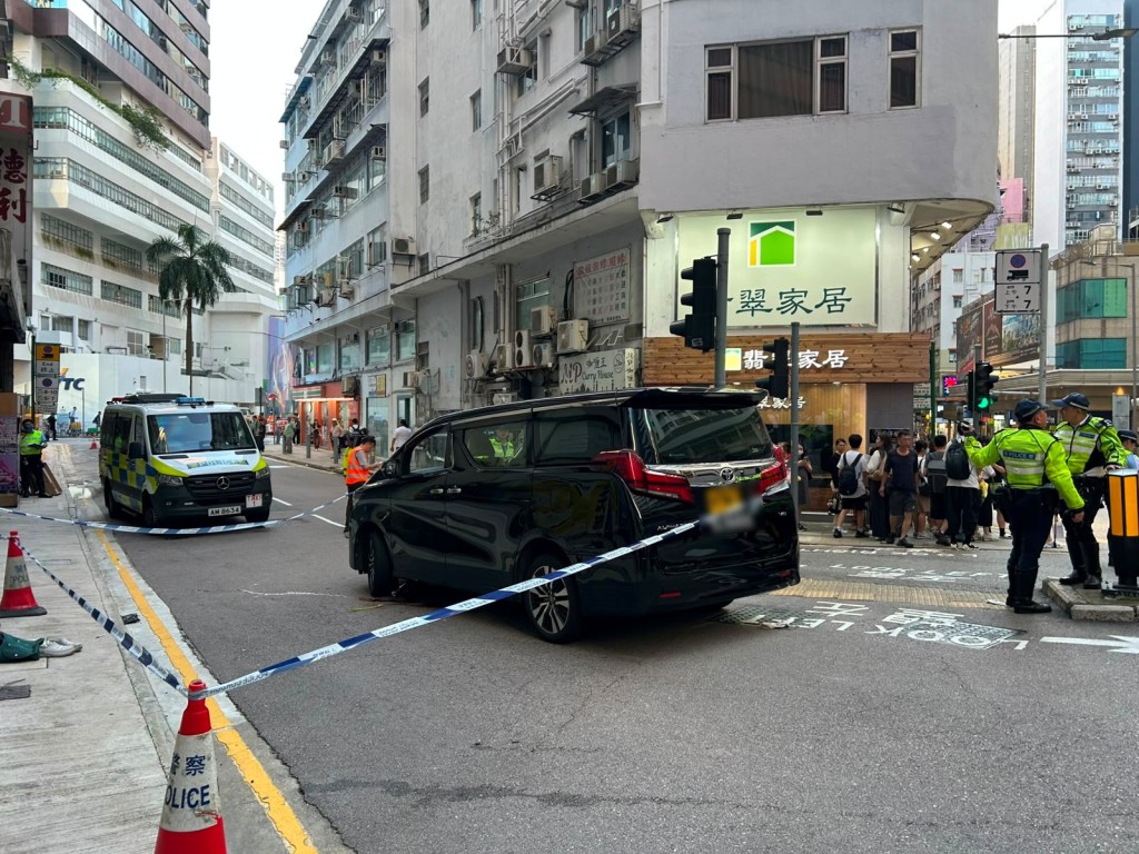 現場鄰近一行人過路處。 現場鄰近一行人過路處。