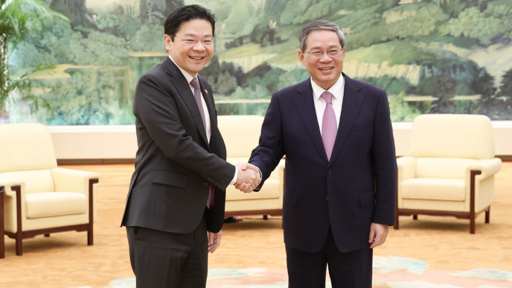 12月6日上午，中國國務院總理李強在北京人民大會堂會見新加坡副總理兼財政部長黃循財。（中新社）