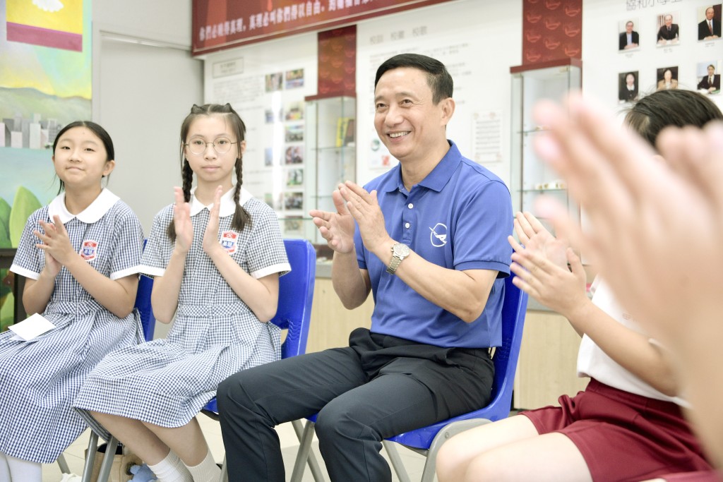 联网邀请国家太空人陈全大校来港主持两场讲座，共有834名来自117间学校的老师和中小学生报名参加。