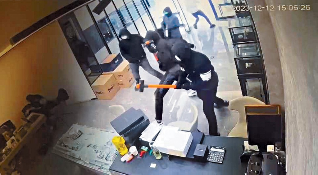 兩名劫匪負責持刀挾持店員,另外兩人則持大鐵錘打爆飾櫃搶掠。