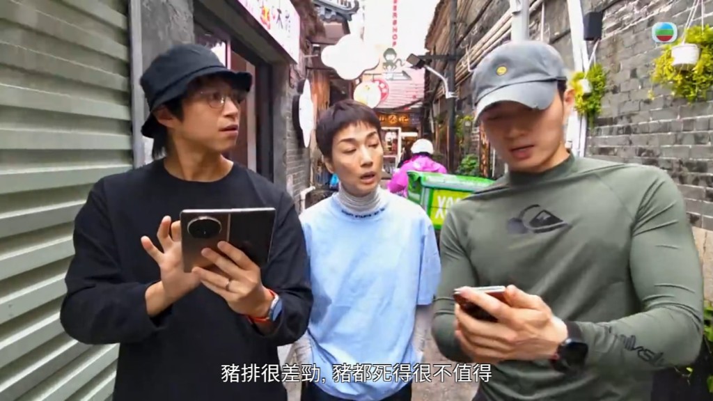 周嘉洛緊身綠色長袖上衣下,超強巨胸及麒麟臂的線條非常突出。 周嘉洛緊身綠色長袖上衣下,超強巨胸及麒麟臂的線條非常突出。