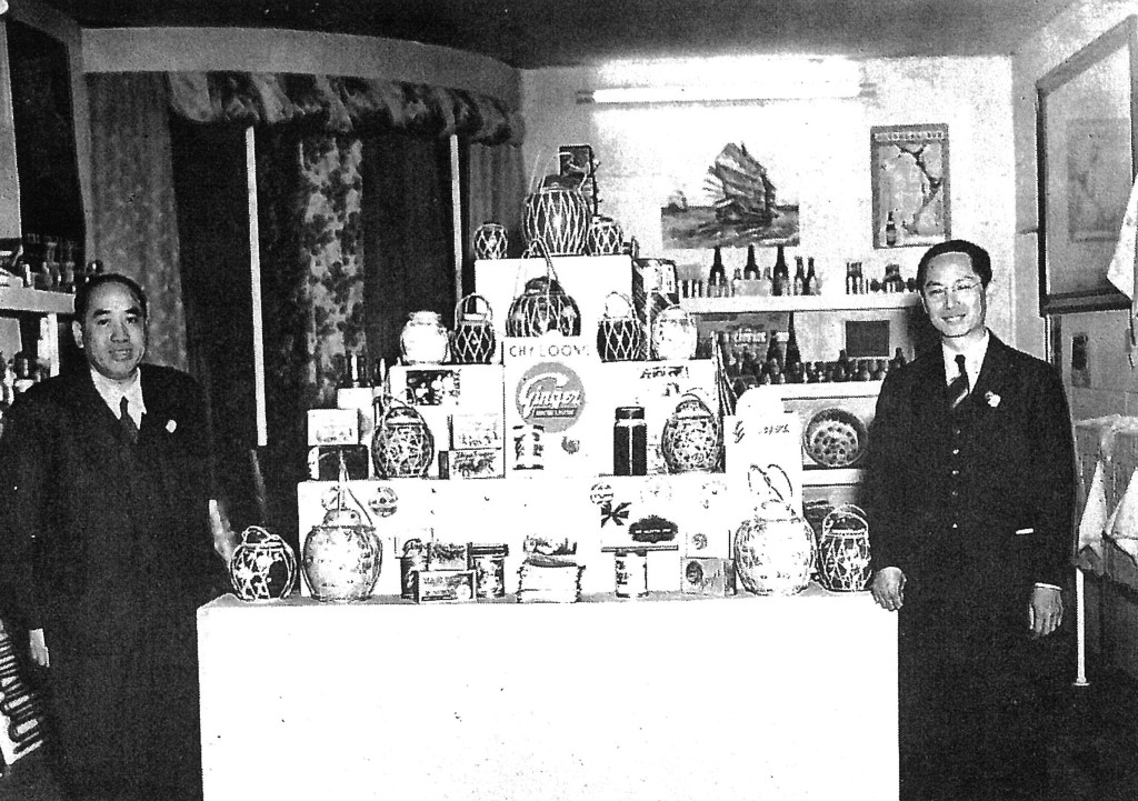1948年,余達之(左)與謝伯昌於英國工展會香港產品攤位合照,透過參展讓其他參展商留意香港工業。(圖片引用自《余達之路:糖薑大王與戰後香港》第52頁)。 1948年,余達之(左)與謝伯昌於英國工展會香港產品攤位合照,透過參展讓其他參展商留意香港工業。(圖片引用自《余達之路:糖薑大王與戰後香港》第52頁)。