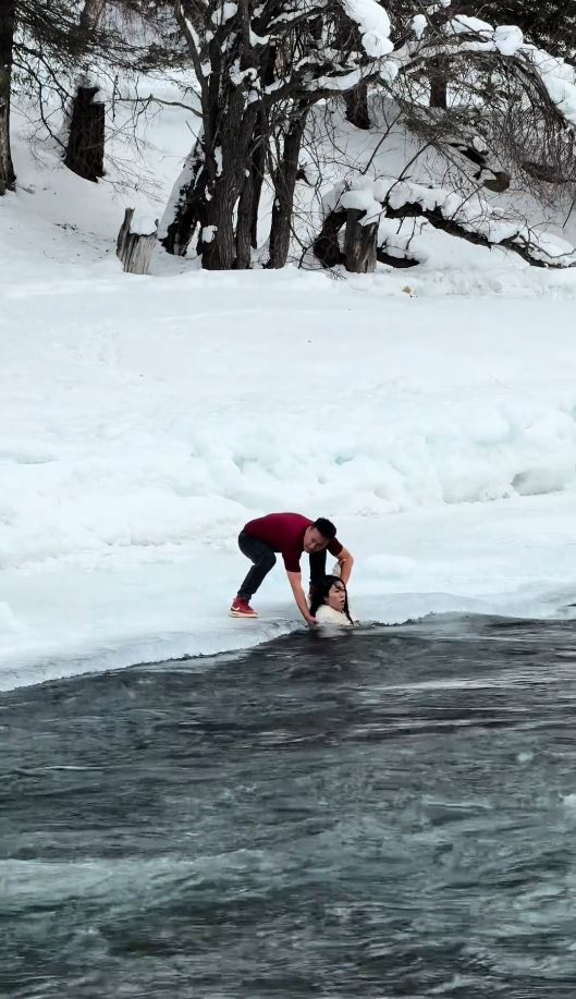 邓子龙穿着短袖T恤救人成为焦点。抖音＠小橙子