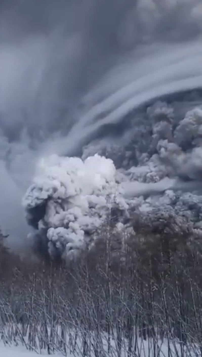 俄遠東堪察加半島火山大噴發！灰雲衝10公里高 場面震撼。 Twitter截圖