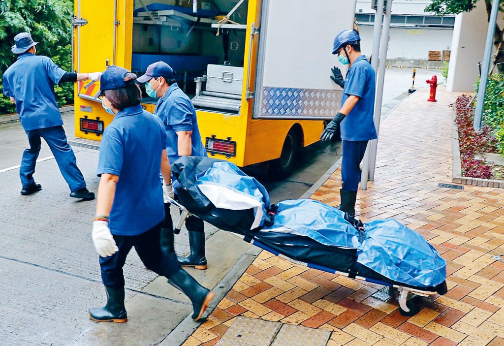 婦人涉斬傷丈夫後跳樓亡，遺體舁送殮房。
