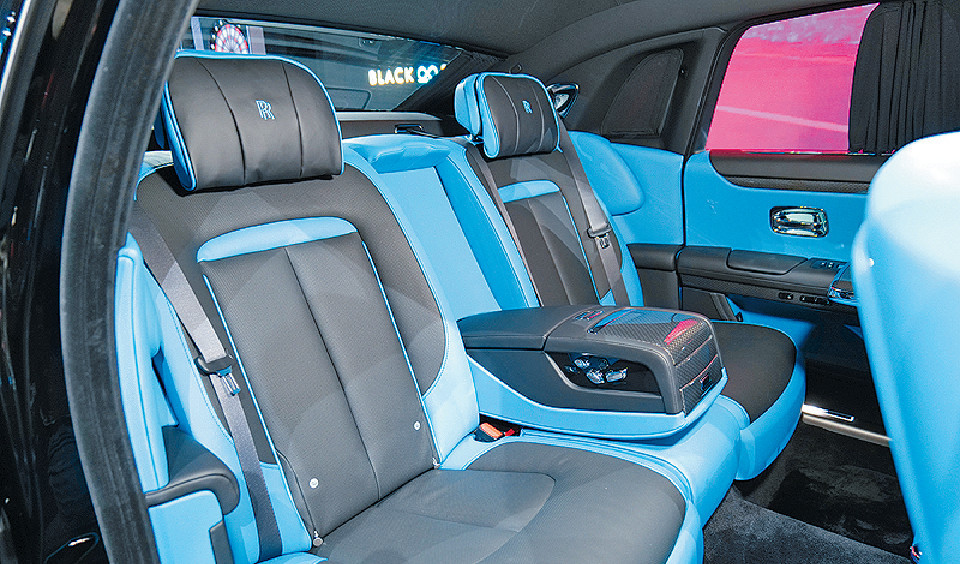 ■後排配有2+1座椅組合、電動影音屏幕及餐桌。