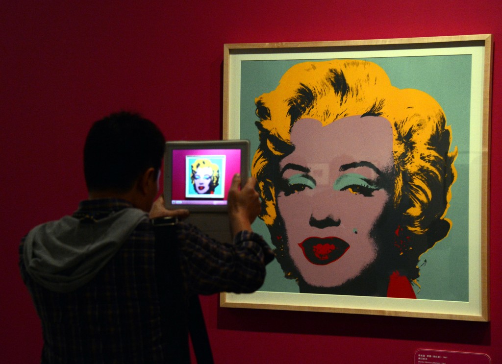 香港藝術館曾舉辦大型展覽《安迪．華荷︰十五分鐘的永恆》。