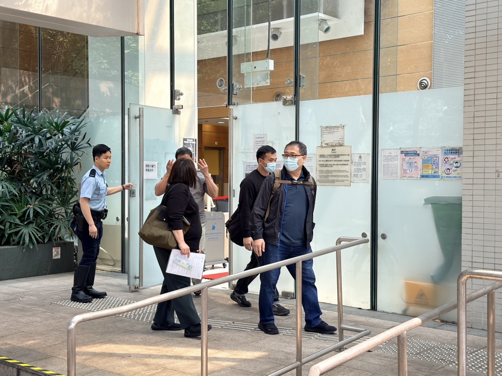 66歲的士司機的親屬，到葵涌殮房認屍。梁國峰攝