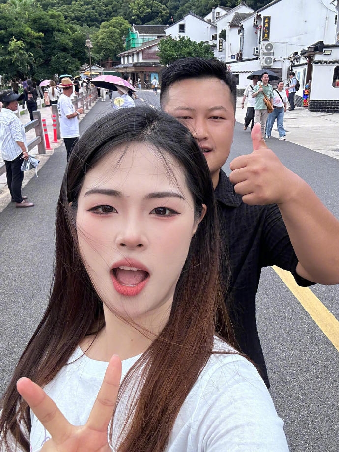  潘浩男与妻子在网上结识。