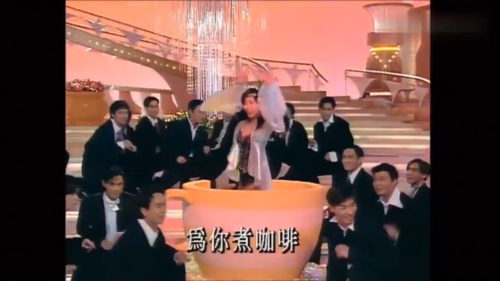 要數到汪明荃最經典的唱歌表演，一定是1994年在TVB台慶表演《迷人Pink Lady》和《熱咖啡》。