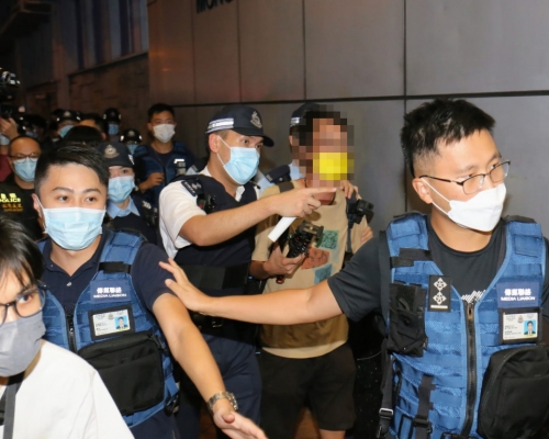 晚上9時許，一名男子涉公眾地方行為不檢被捕。尹敬堂攝