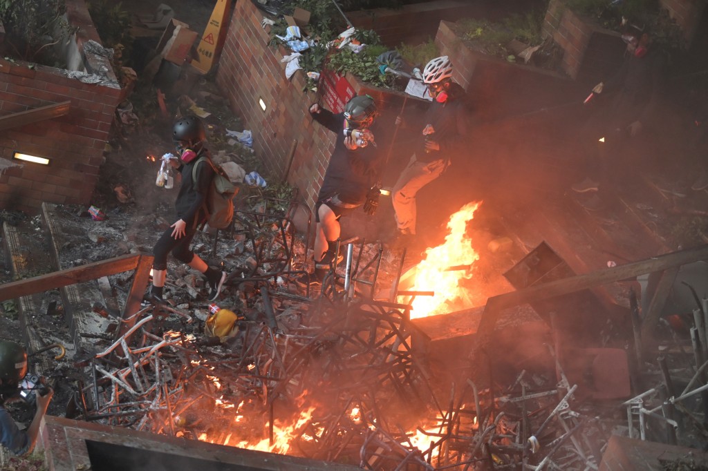 有示威者在理工大学焚烧杂物。资料图片